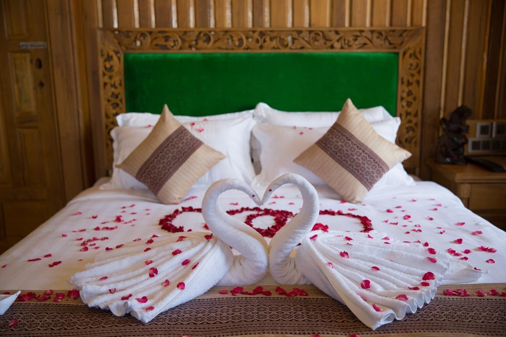 Mandalay Karaweik Mobile Hotel Habitación foto