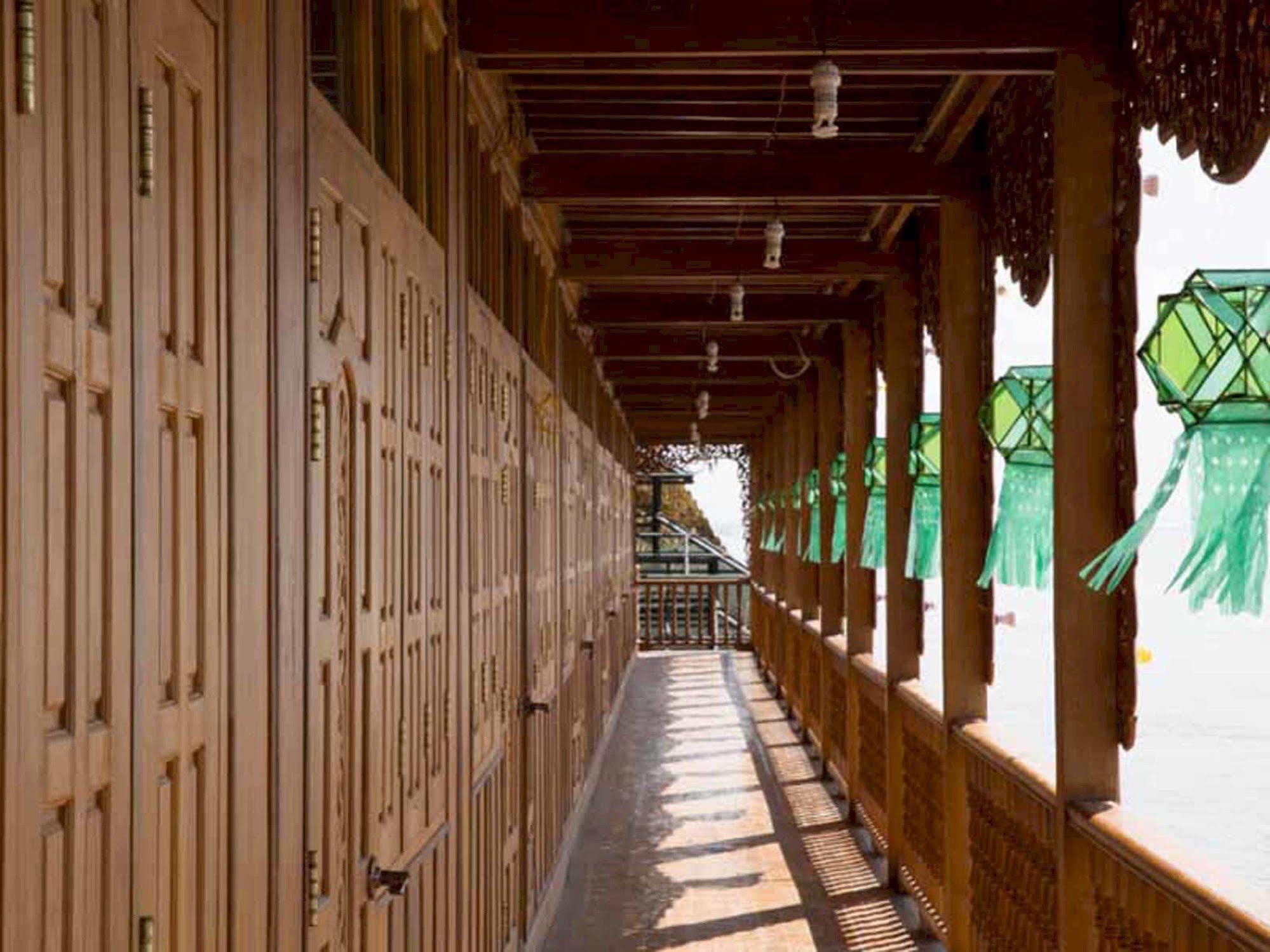 Mandalay Karaweik Mobile Hotel Exterior foto